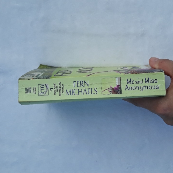 Mr. and Miss Anonymous, a paperback book written by Fern Michaels in 2009 - Picture 4 of 6